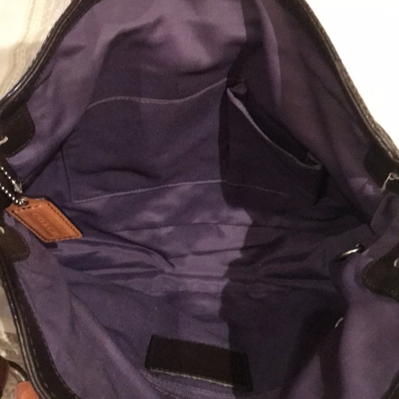 Coach shoulder bag . The clasp sits on top . - Picture 6 of 7